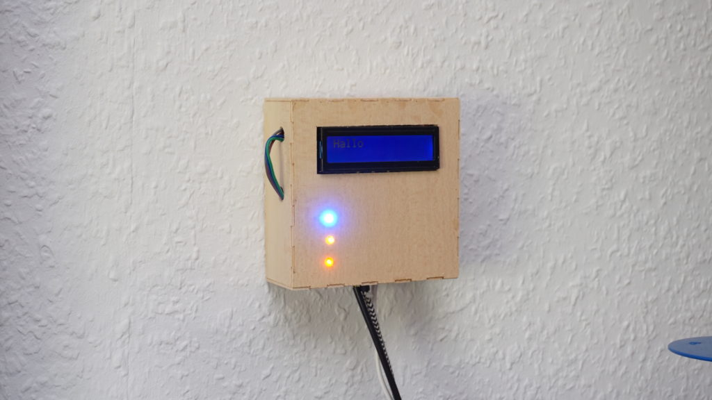 Fertiges Gehäuse mit ESP8266, LCD-Display und RGB-LED am Industrieserver