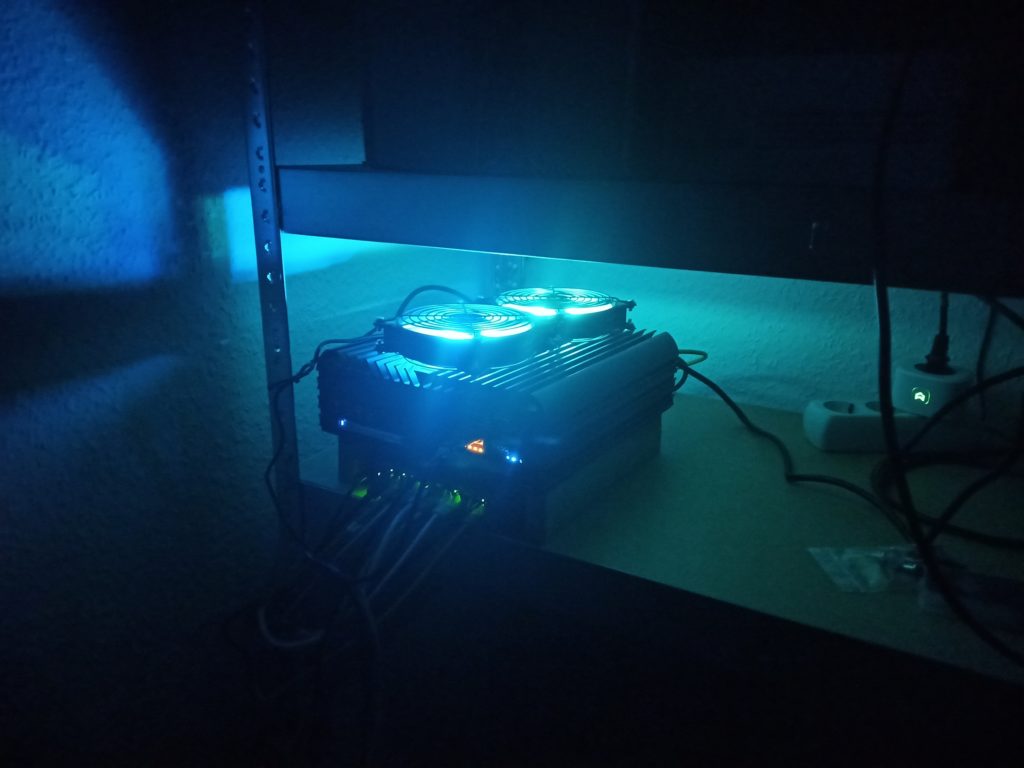 Serverraum-Detail – Kühlrippen mit Lüfter und blauer Umgebungsbeleuchtung