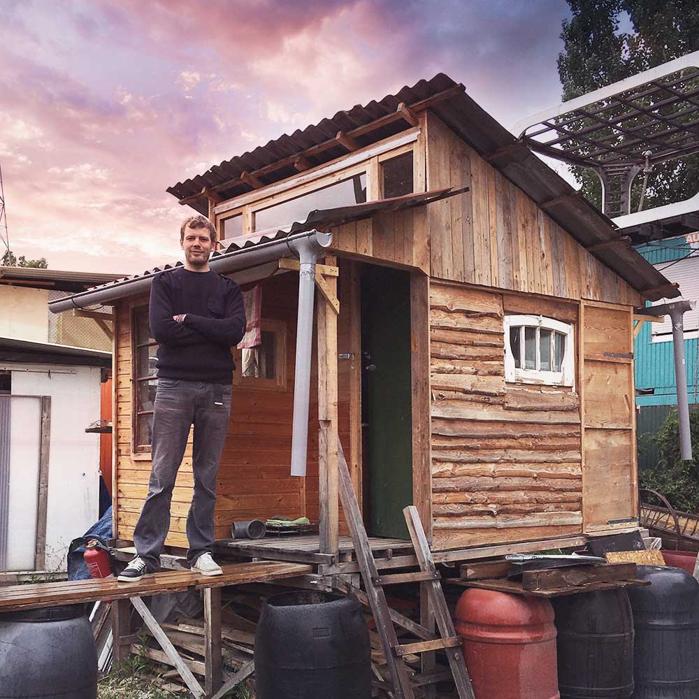 Fabian Brose vor seiner Werkstatt